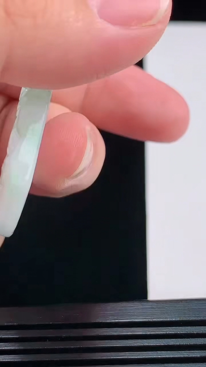 天然A货翡翠山水牌吊坠，尺寸60.3-39.5-5.1重量:28.17g
8月26日
