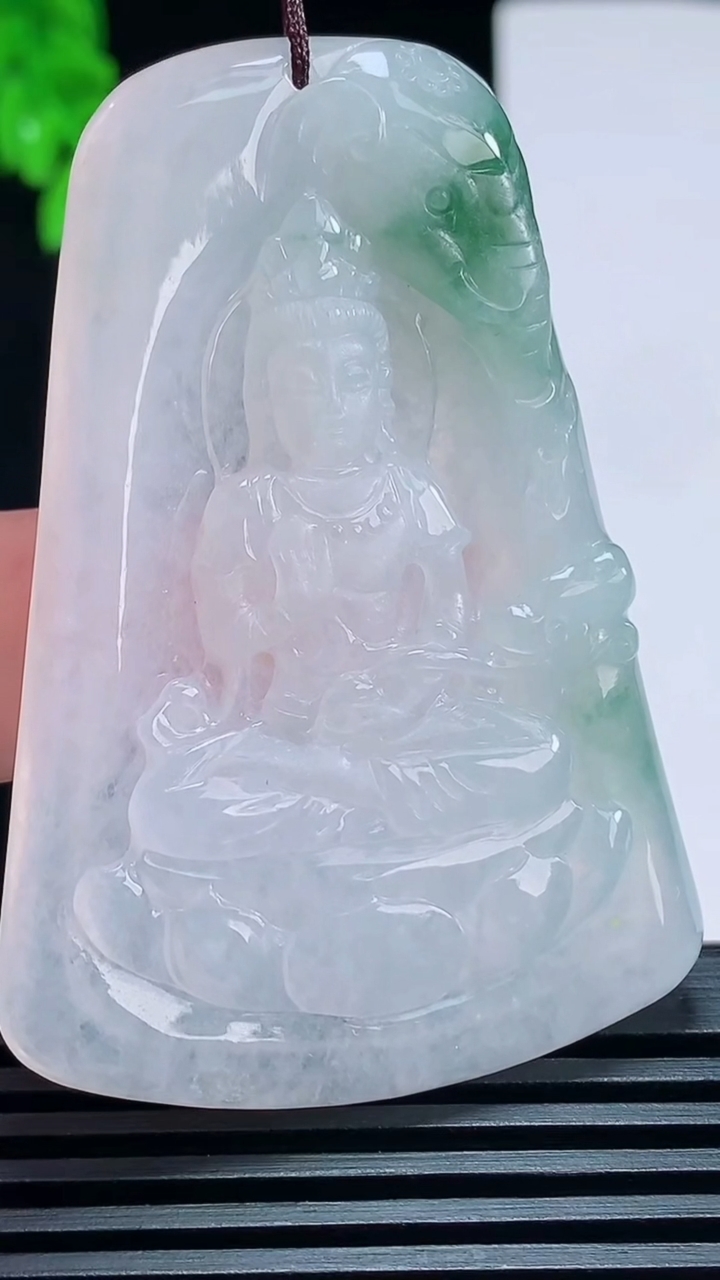 天然A货翡翠大势至菩萨吊坠，尺寸58.8-40-5.4 重:24.38g  h1213
8月26日
