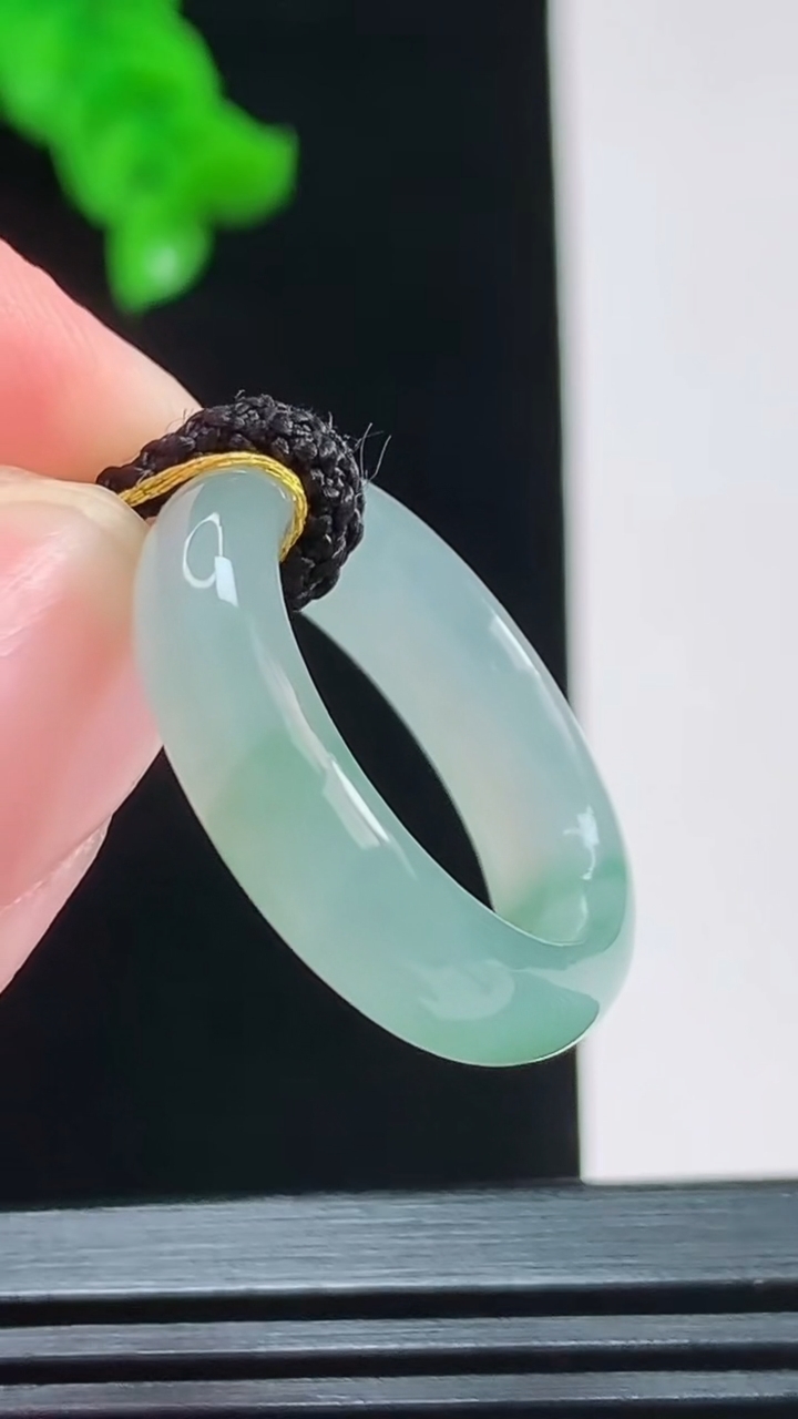 天然A货翡翠冰种飘花玉指环 戒指，尺寸17.5-5.9重量:4.15g2026年8月26日
工厂直销收藏佳品,种好水足，色泽均匀，有种有色，上手高大气！
