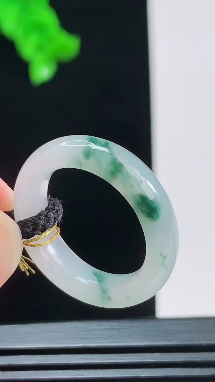天然A货翡翠冰种飘花玉指环 戒指，尺寸17.2-5.7重量:3.62g2026年8月26日
工厂直销收藏佳品,种好水足，色泽均匀，有种有色，上手高大气！