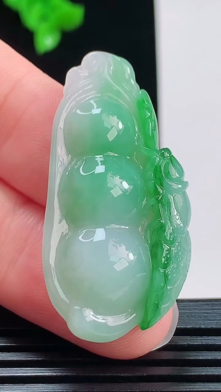 天然A货翡翠福豆吊坠，尺寸42-20.5-7.8重量:8.45g
8月26日