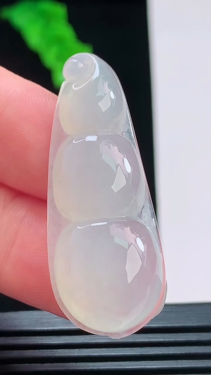 天然A货翡翠福豆吊坠，尺寸44.1-17.1-6.4重量:7.90g
8月26日