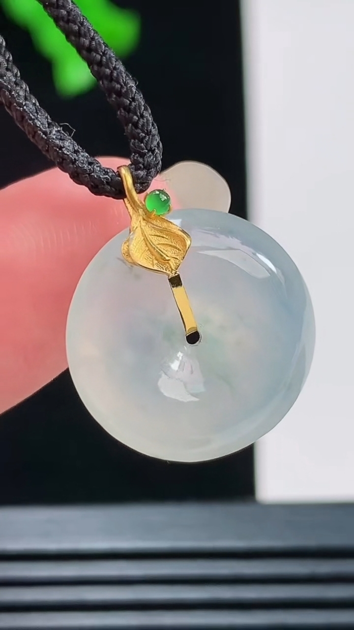 天然A货翡翠种飘花平安扣吊坠，尺寸17.3-5.8重量:3.00g
8月26日