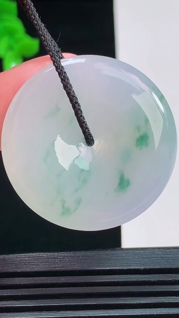 天然A货翡翠冰种飘花平安扣吊坠，尺寸34.3-5.6重量:13.74g
8月26日