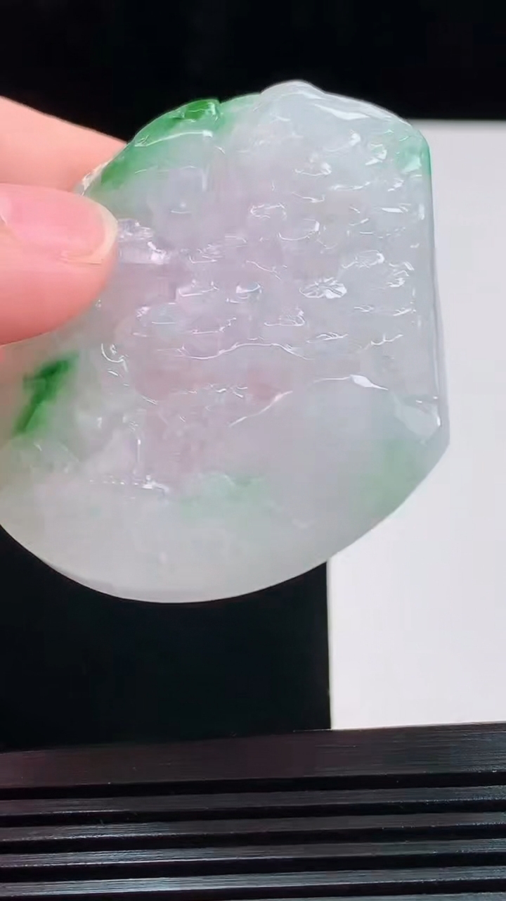 天然A货翡翠山水牌吊坠，尺寸53.4-46-6重量:29.20g
8月26日
