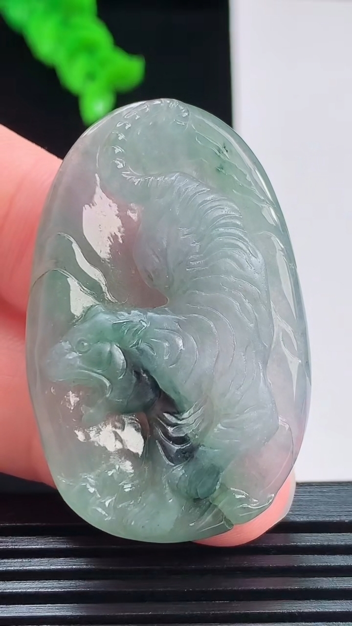 天然A货翡翠生肖虎吊坠，尺寸45.8-29.6-6.1重量:14.78g
8月26日