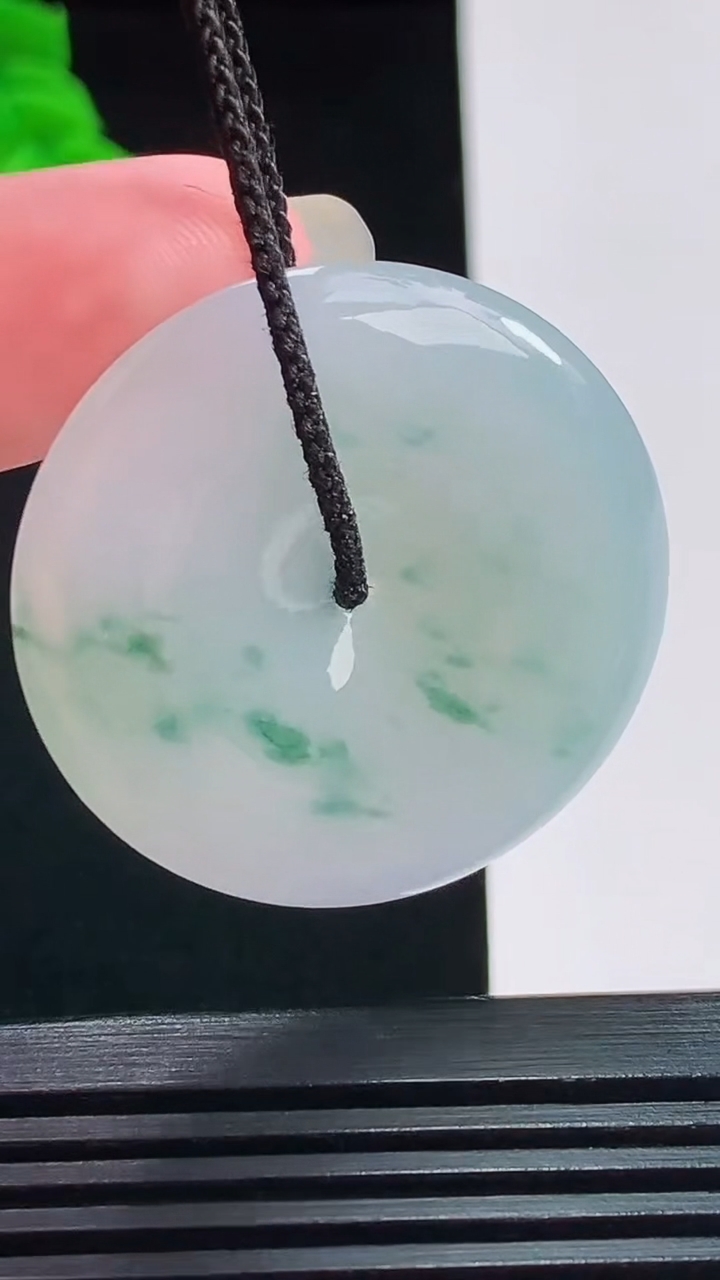 天然A货翡翠冰种飘花平安扣吊坠，尺寸34.3-5.6重量:13.74g
8月26日