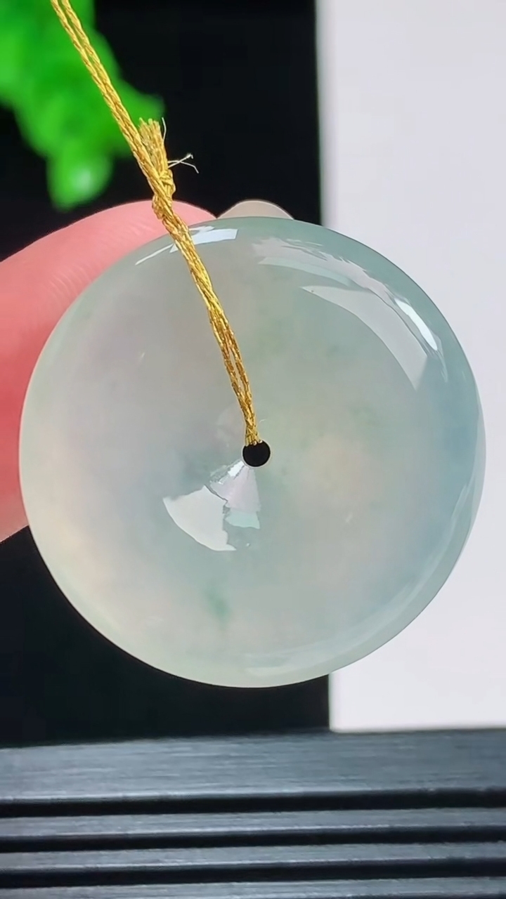 天然A货翡翠冰种飘花平安扣吊坠，尺寸26.6-5.4重量:8.00g
8月26日