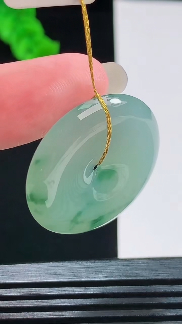 天然A货翡翠冰种飘花平安扣吊坠，尺寸29.2-5.3重量:9.23g
8月26日