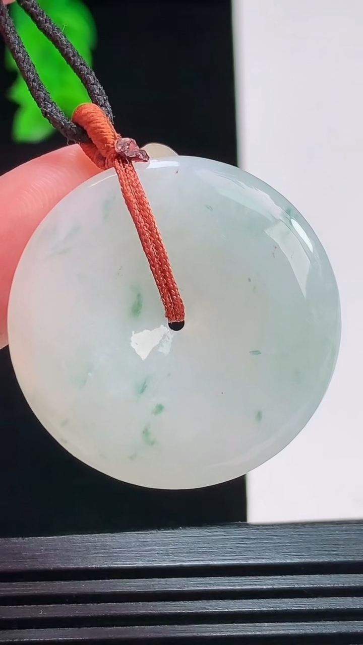 天然A货翡翠冰种飘花平安扣吊坠，尺寸31.1-6重量:11.24g
8月26日