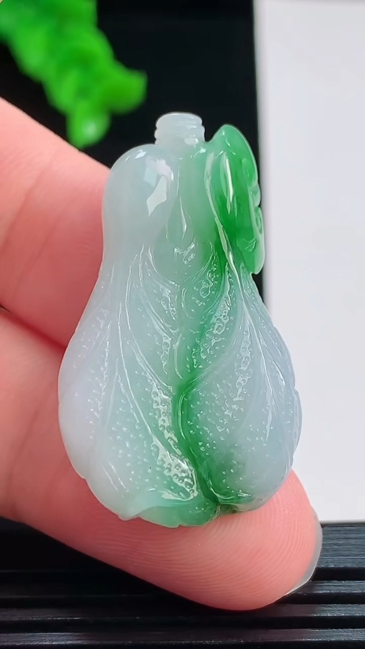 天然A货翡翠白菜吊坠，尺寸37.3-21.5-7.9重量:11.57g
8月26日