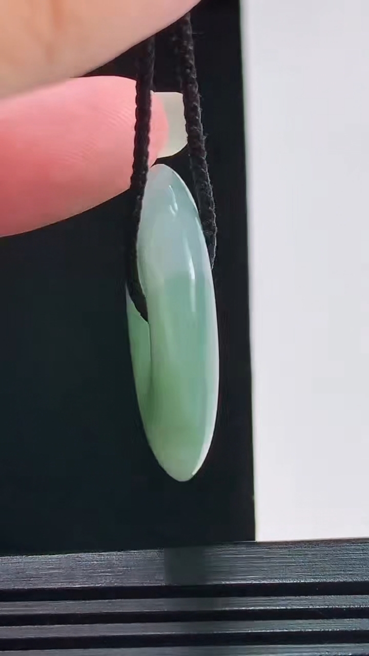 天然A货翡翠飘花平安扣吊坠，尺寸31.7-6.1重量:12.64g
8月26日