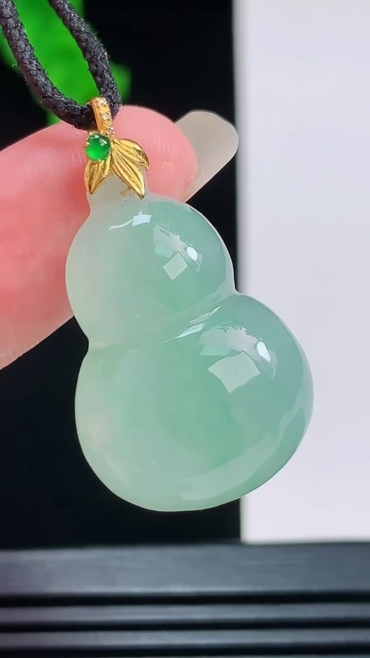天然A货翡翠葫芦吊坠，尺寸27.6-18.4-7.3重量:5.99g
8月26日