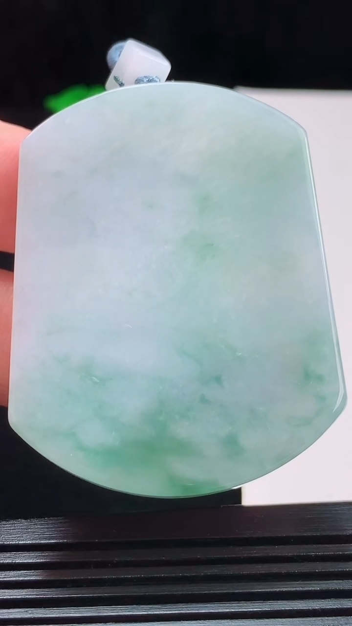天然A货翡翠飘花无事牌吊坠，尺寸56.2-43.4-6.1重量:43.32g
8月26日