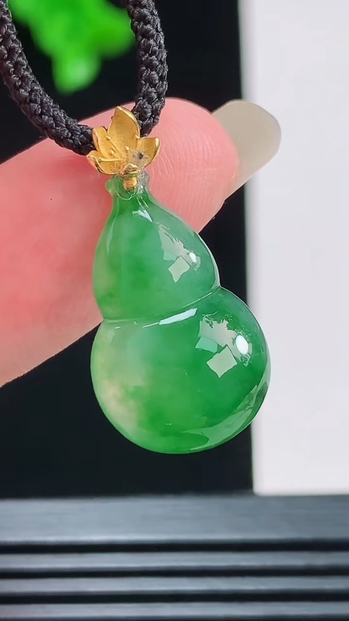 天然A货翡翠葫芦吊坠，尺寸19.6-12.3-4.3重量:1.60g
8月26日