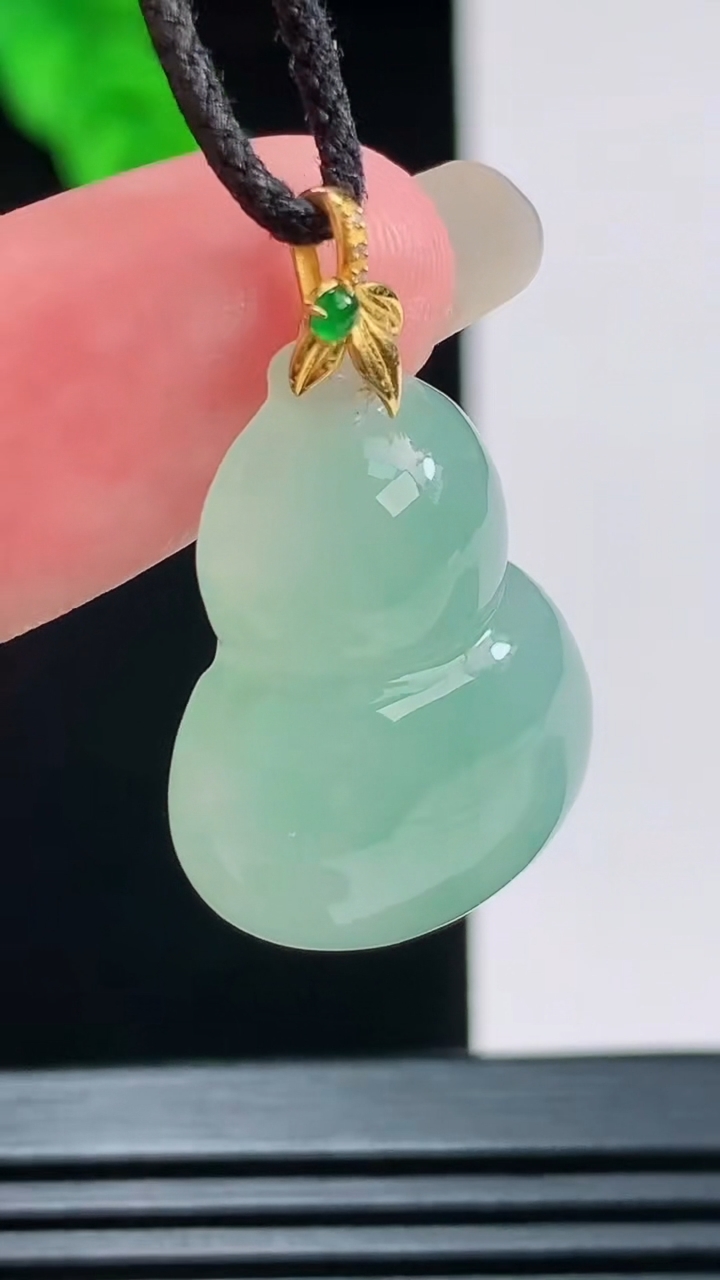 天然A货翡翠葫芦吊坠，尺寸27.6-18.4-7.3重量:5.99g
8月26日