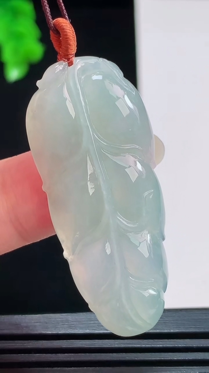 天然A货翡翠金枝玉叶 叶子吊坠，尺寸47.5-20.1-5.3重量:8.87g
8月26日