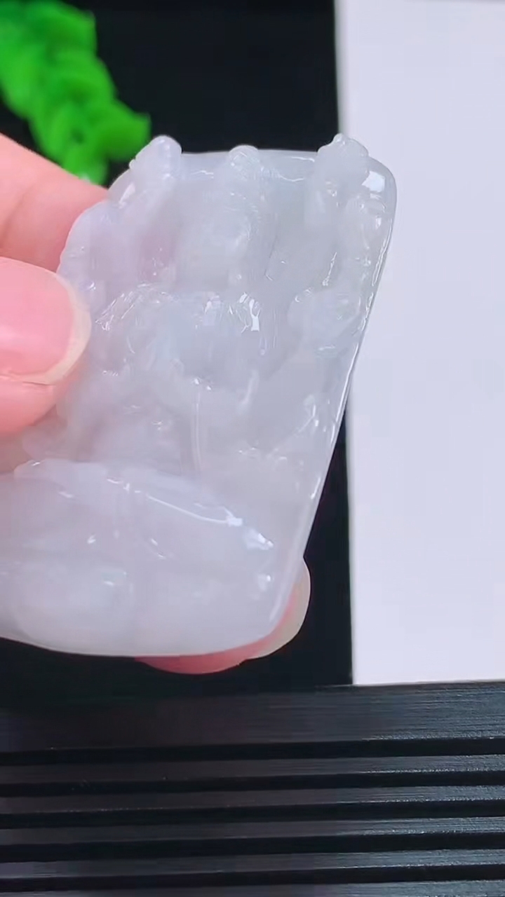 天然A货翡翠千手观音菩萨吊坠，尺寸44.8-30.4-4.7重量:12.75g
8月26日