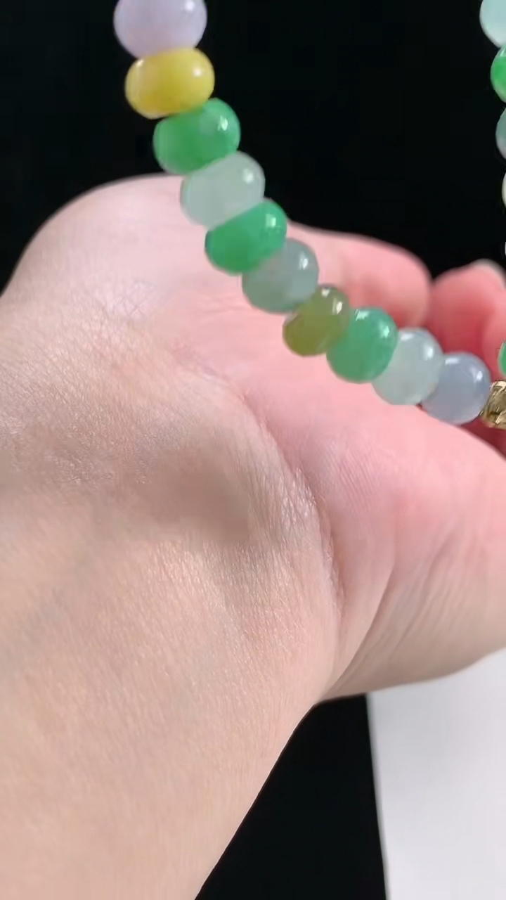 天然A货翡翠四彩算盘珠手串，尺寸7.4重量:22.39g8月26日
工厂直销收藏佳品,种好水足，色泽均匀，有种有色，上手高大气！