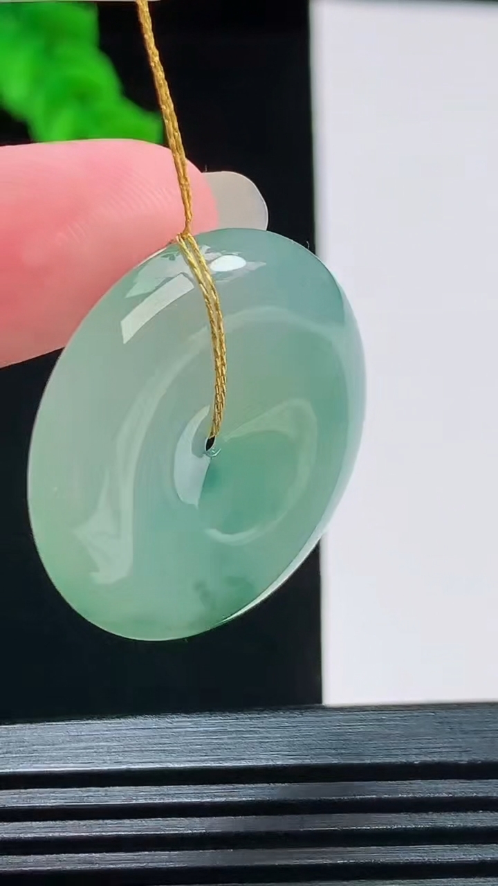 天然A货翡翠冰种飘花平安扣吊坠，尺寸29.2-5.3重量:9.23g
8月26日