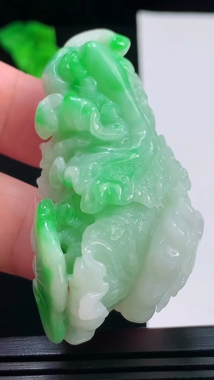 天然A货翡翠白菜吊坠，尺寸60.1-20.8-25.6重量:55.12g
8月26日