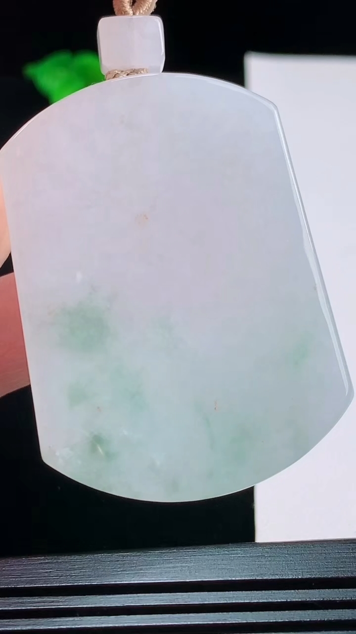 天然A货翡翠飘花无事牌吊坠，尺寸52.9-38.9-6.1重量:37.32g
8月26日