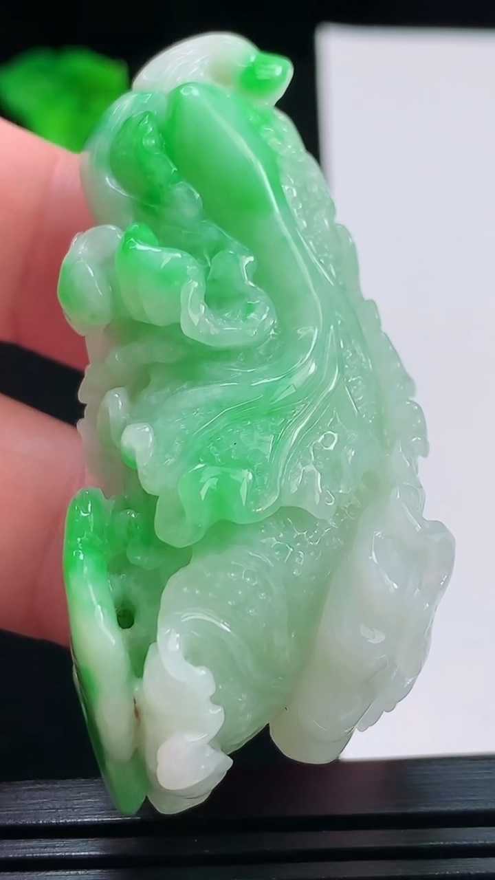 天然A货翡翠白菜吊坠，尺寸60.1-20.8-25.6重量:55.12g
8月26日