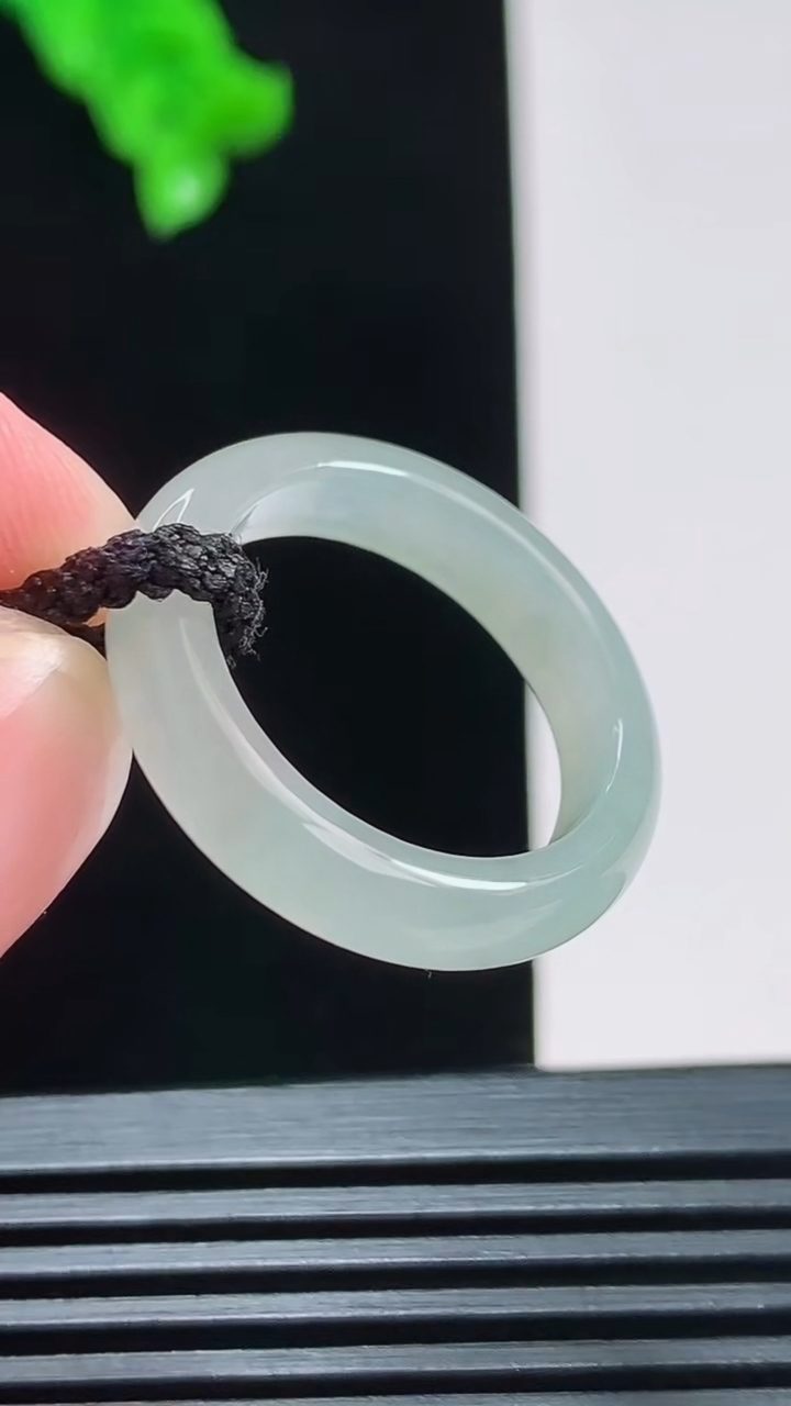 天然A货翡翠玉指环 戒指，尺寸18.4-5重量:3.11g2026年8月26日
工厂直销收藏佳品,种好水足，色泽均匀，有种有色，上手高大气！