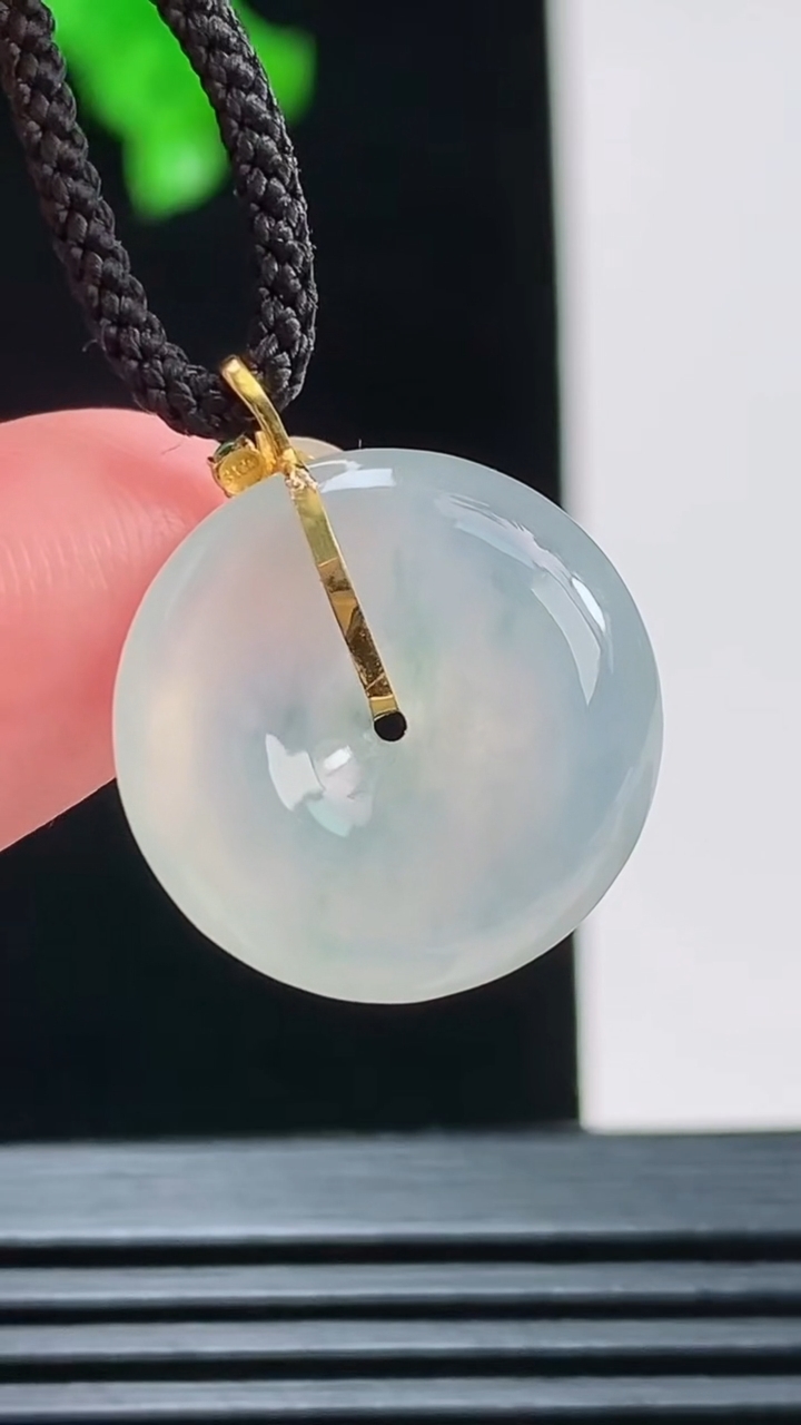 天然A货翡翠种飘花平安扣吊坠，尺寸17.3-5.8重量:3.00g
8月26日