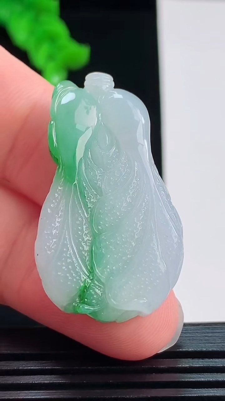 天然A货翡翠白菜吊坠，尺寸37.3-21.5-7.9重量:11.57g
8月26日