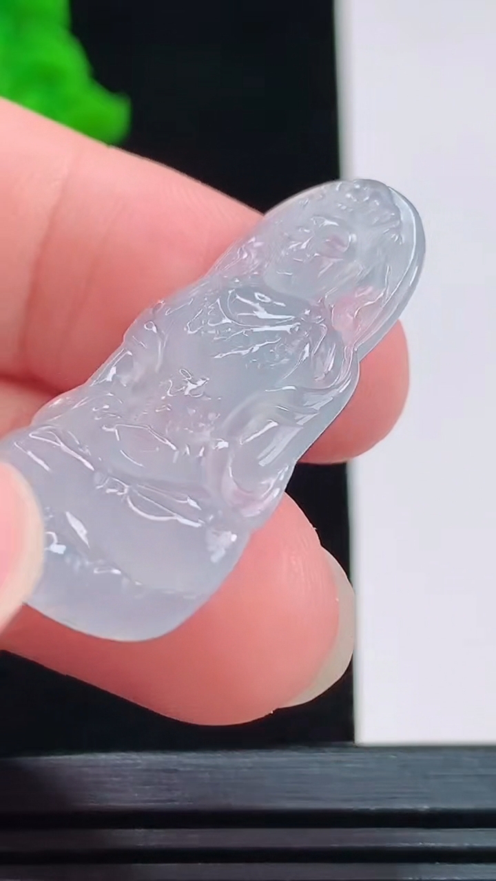 天然A货翡翠度母观音菩萨吊坠，尺寸35.7-19-3.7重量:4.20g
8月26日
