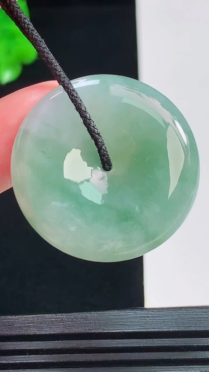 天然A货翡翠飘花平安扣吊坠，尺寸31.7-6.1重量:12.64g
8月26日