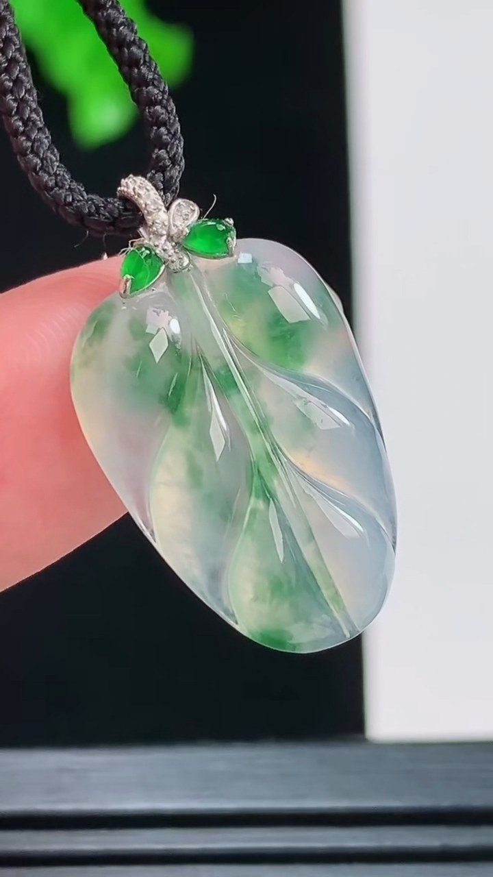 天然A货翡翠种飘花金枝玉叶 叶子吊坠，尺寸21.7-14.4-3.4重量:2.00g
8月26日