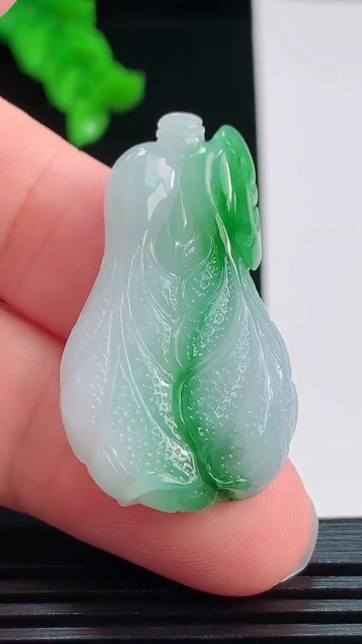 天然A货翡翠白菜吊坠，尺寸37.3-21.5-7.9重量:11.57g
8月26日