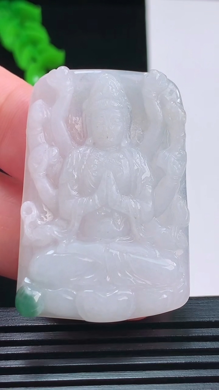 天然A货翡翠千手观音菩萨吊坠，尺寸44.8-30.4-4.7重量:12.75g
8月26日