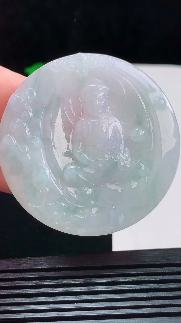 天然A货翡翠冰种飘花观音菩萨吊坠，尺寸52.9-5.2重量:30.48g
8月26日
