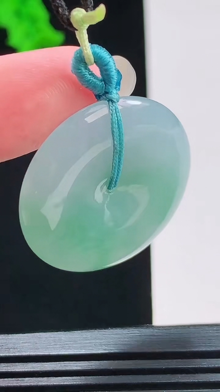 天然A货翡翠平安扣吊坠，尺寸29.7-5重量:9.32g
8月26日
