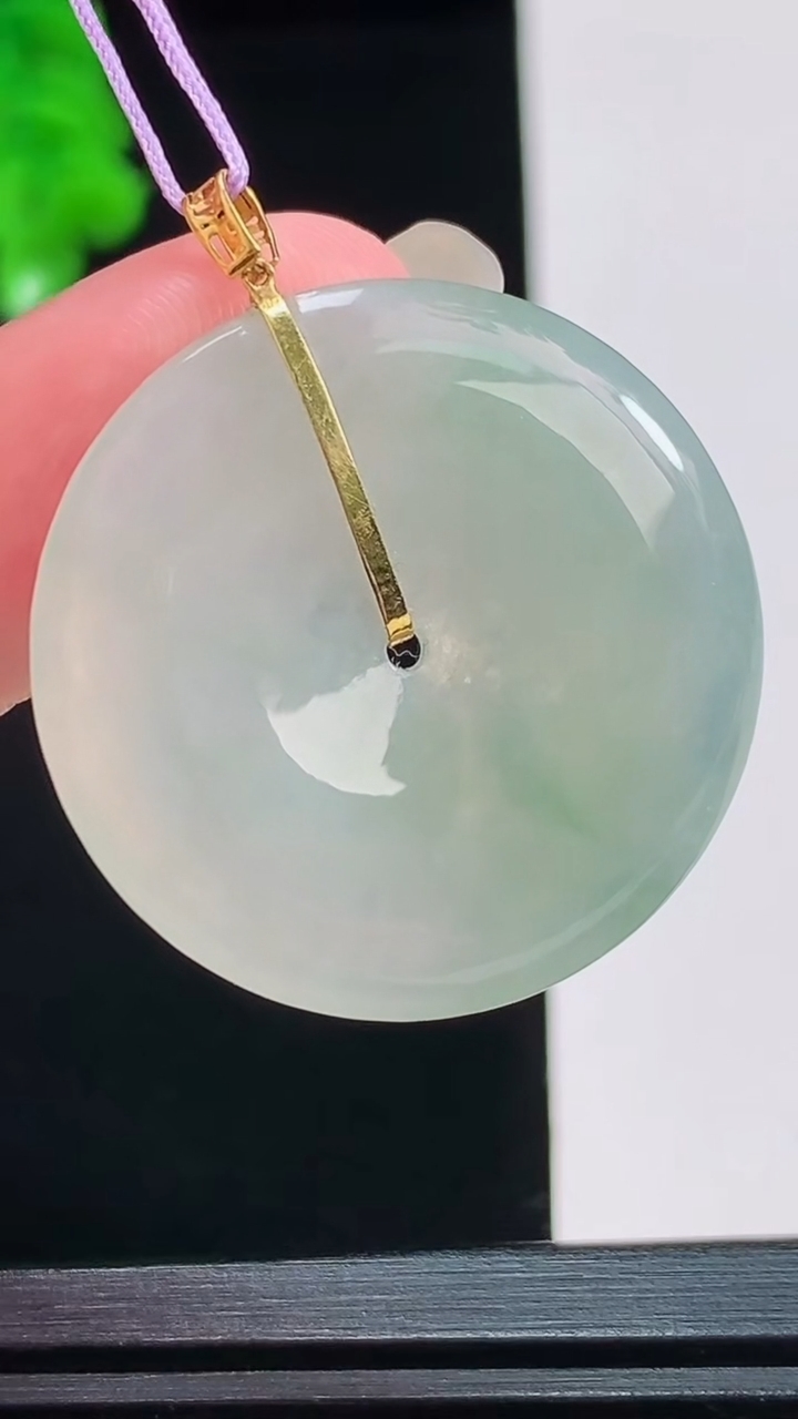 天然A货翡翠平安扣吊坠，尺寸30.7-5.1重量:10.09g
8月26日