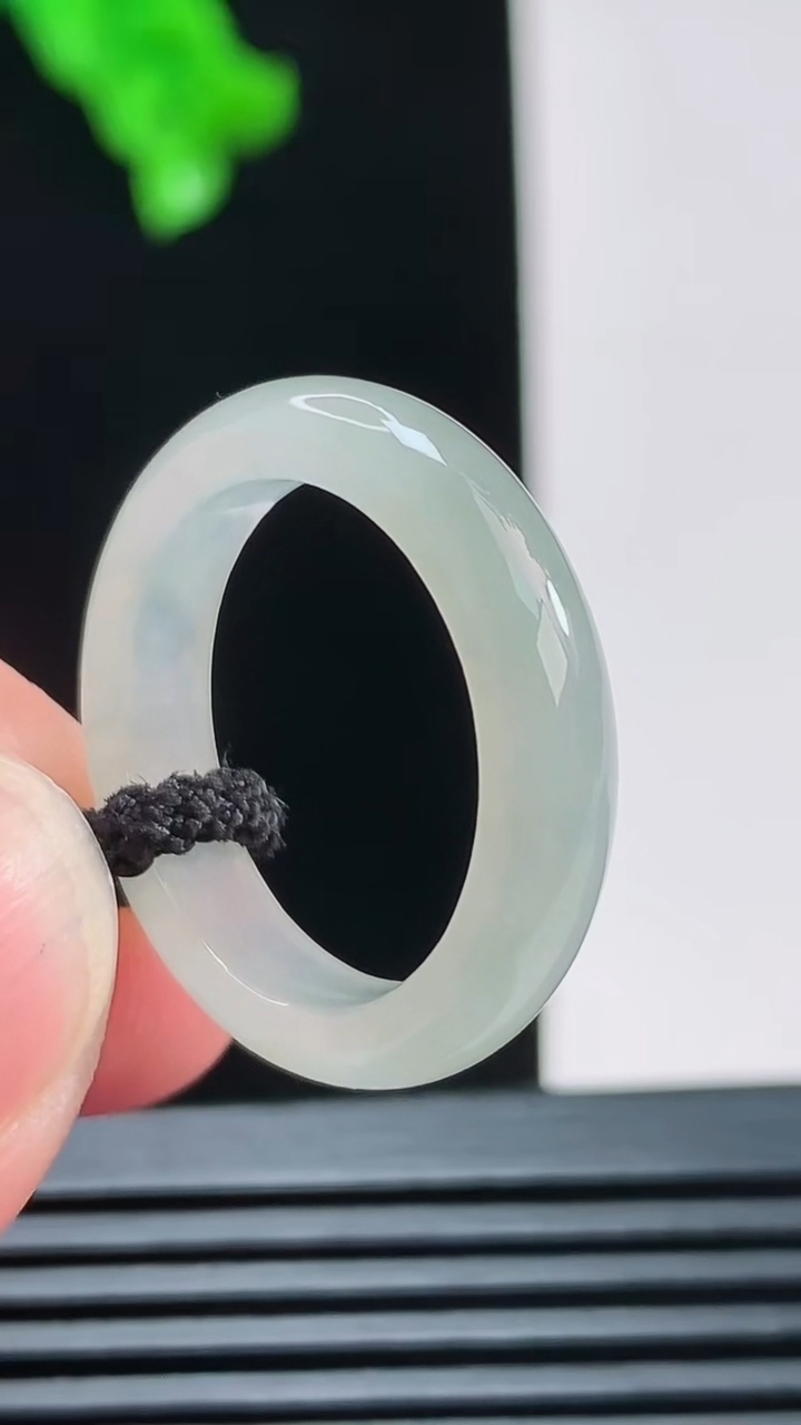 天然A货翡翠玉指环 戒指，尺寸18.4-5重量:3.11g2026年8月26日
工厂直销收藏佳品,种好水足，色泽均匀，有种有色，上手高大气！
