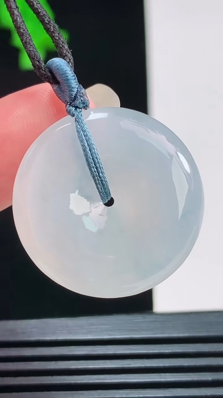 天然A货翡翠平安扣吊坠，尺寸25.7-5.9重量:8.15g
8月26日