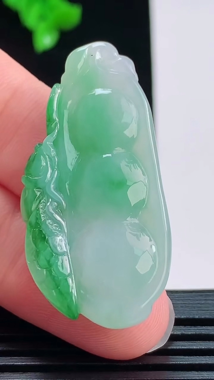 天然A货翡翠福豆吊坠，尺寸42-20.5-7.8重量:8.45g
8月26日