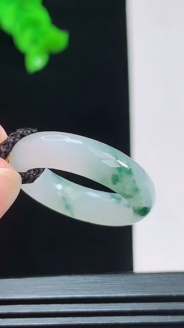 天然A货翡翠冰种飘花玉指环 戒指，尺寸17.2-5.7重量:3.62g2026年8月26日
工厂直销收藏佳品,种好水足，色泽均匀，有种有色，上手高大气！