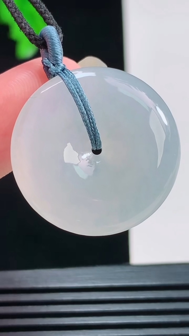 天然A货翡翠平安扣吊坠，尺寸25.7-5.9重量:8.15g
8月26日