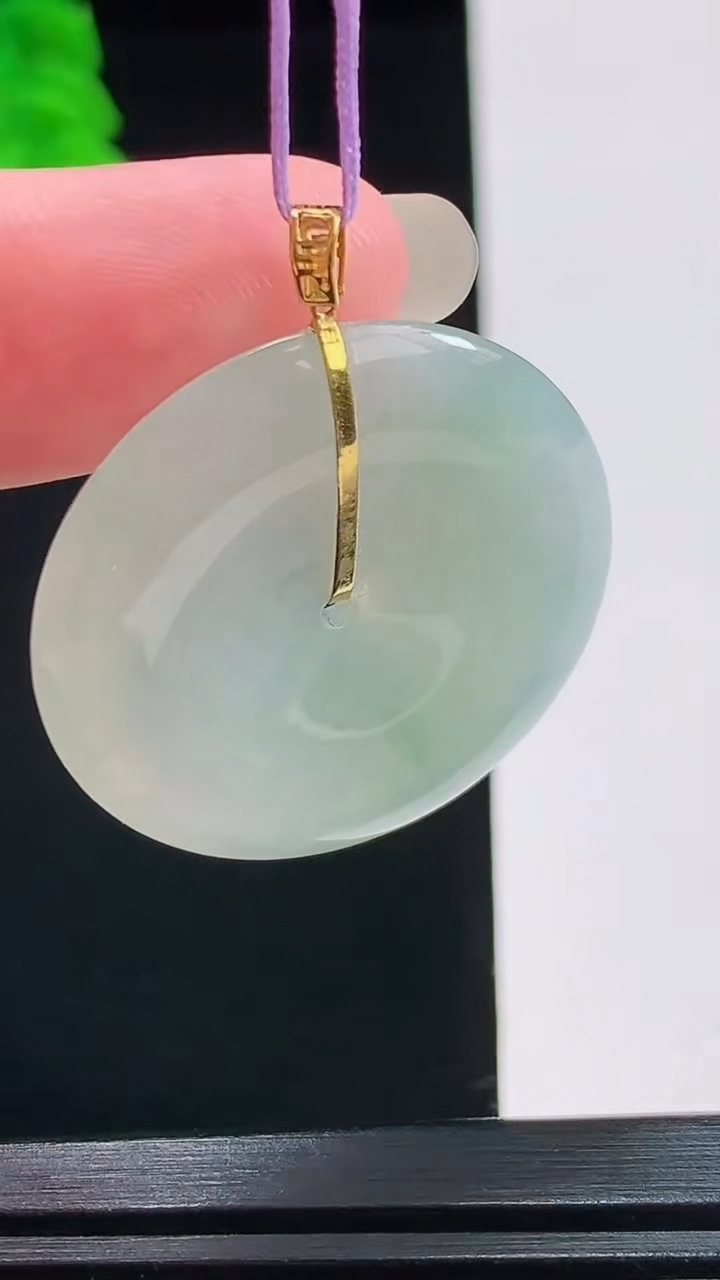 天然A货翡翠平安扣吊坠，尺寸30.7-5.1重量:10.09g
8月26日
