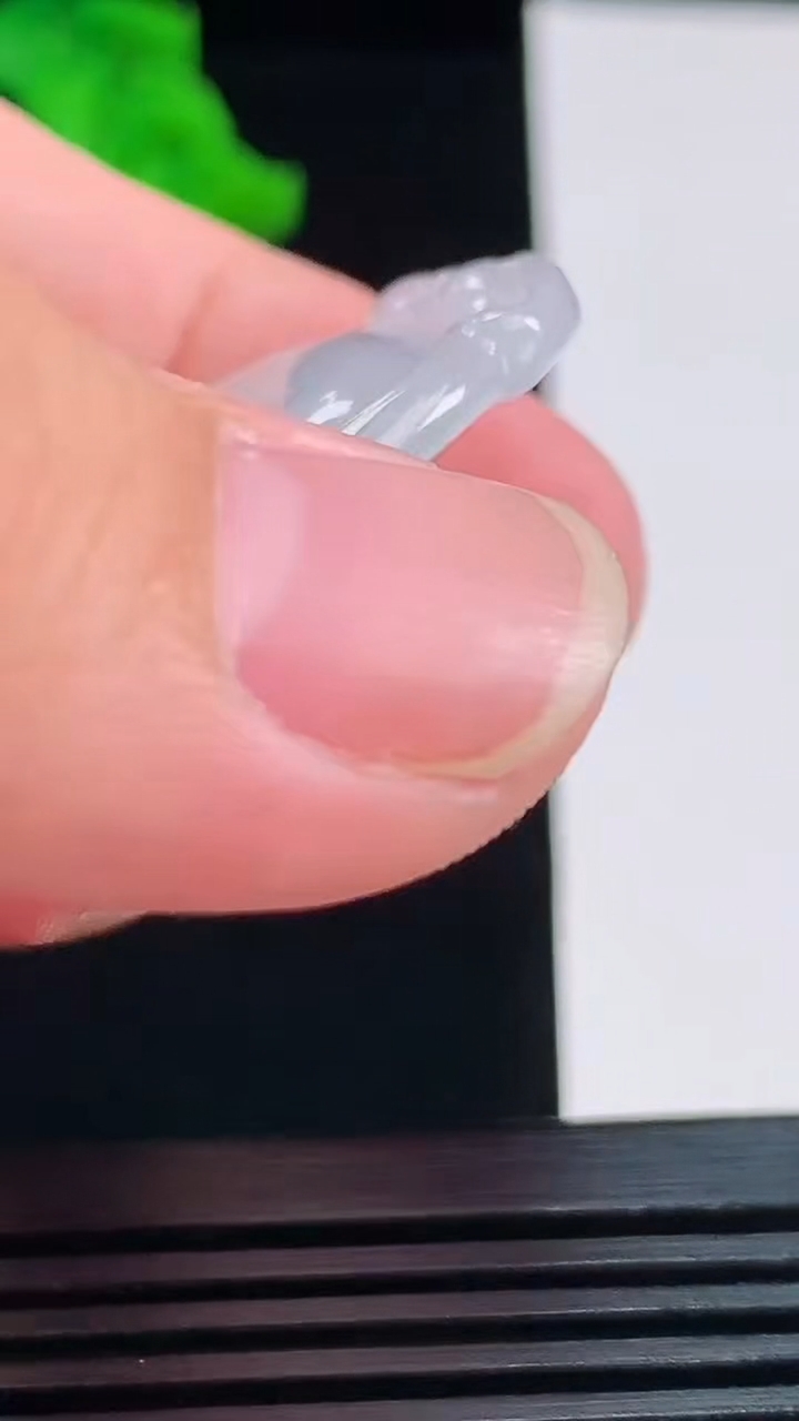 天然A货翡翠冰种飘花如意吊坠，尺寸45.3-29.3-4重量:10.65g
8月26日