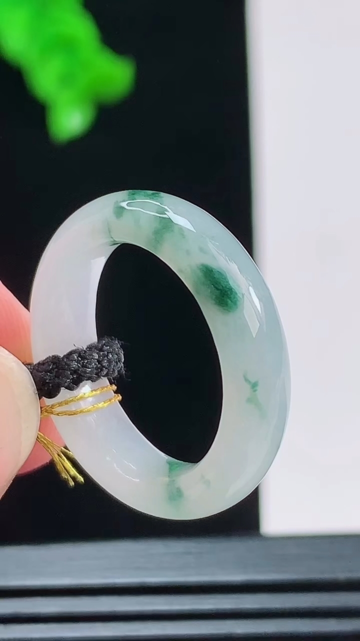 天然A货翡翠冰种飘花玉指环 戒指，尺寸17.2-5.7重量:3.62g2026年8月26日
工厂直销