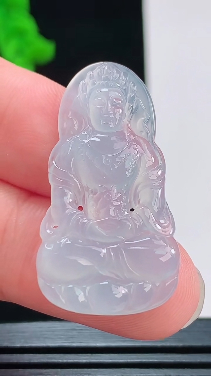 天然A货翡翠度母观音菩萨吊坠，尺寸35.7-19-3.7重量:4.20g
8月26日