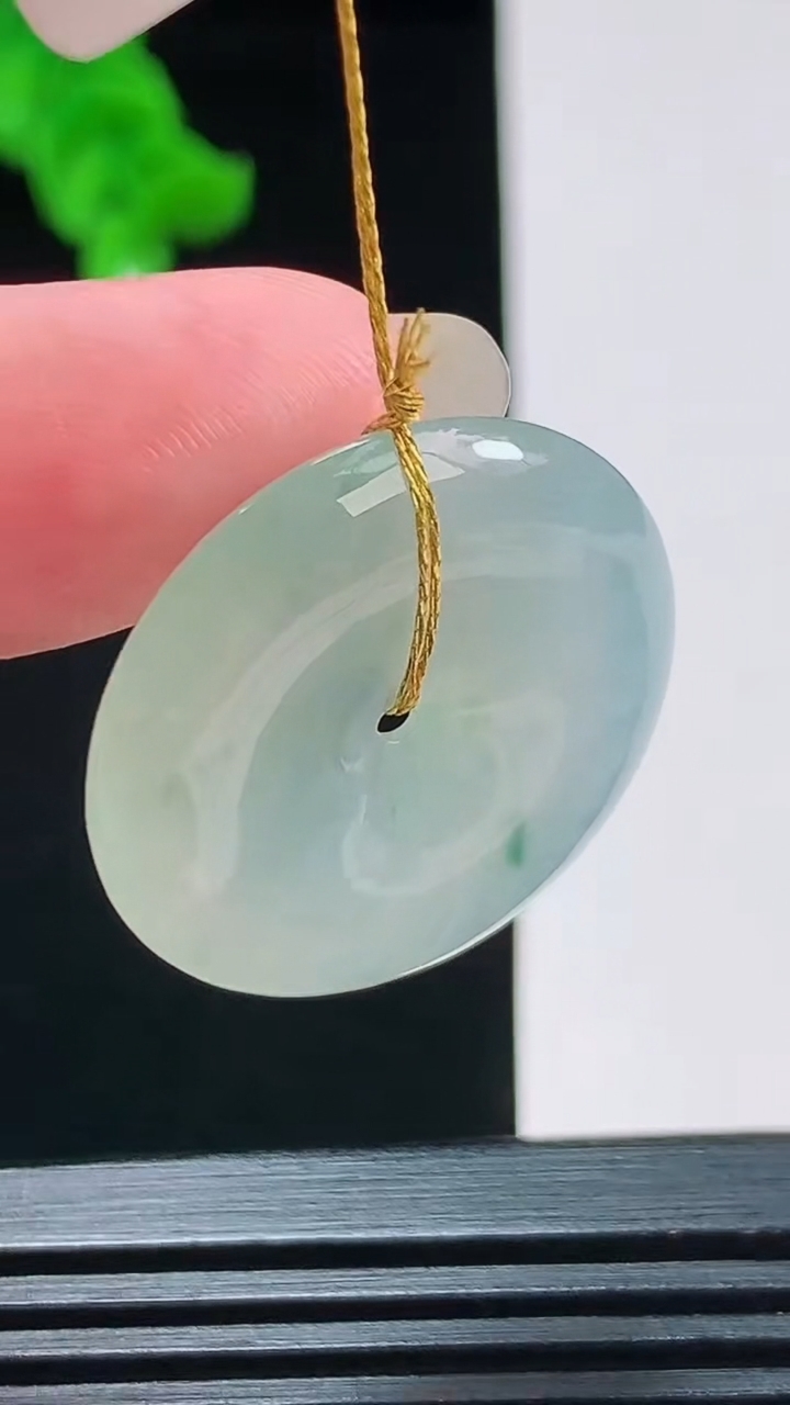 天然A货翡翠冰种飘花平安扣吊坠，尺寸26.6-5.4重量:8.00g
8月26日