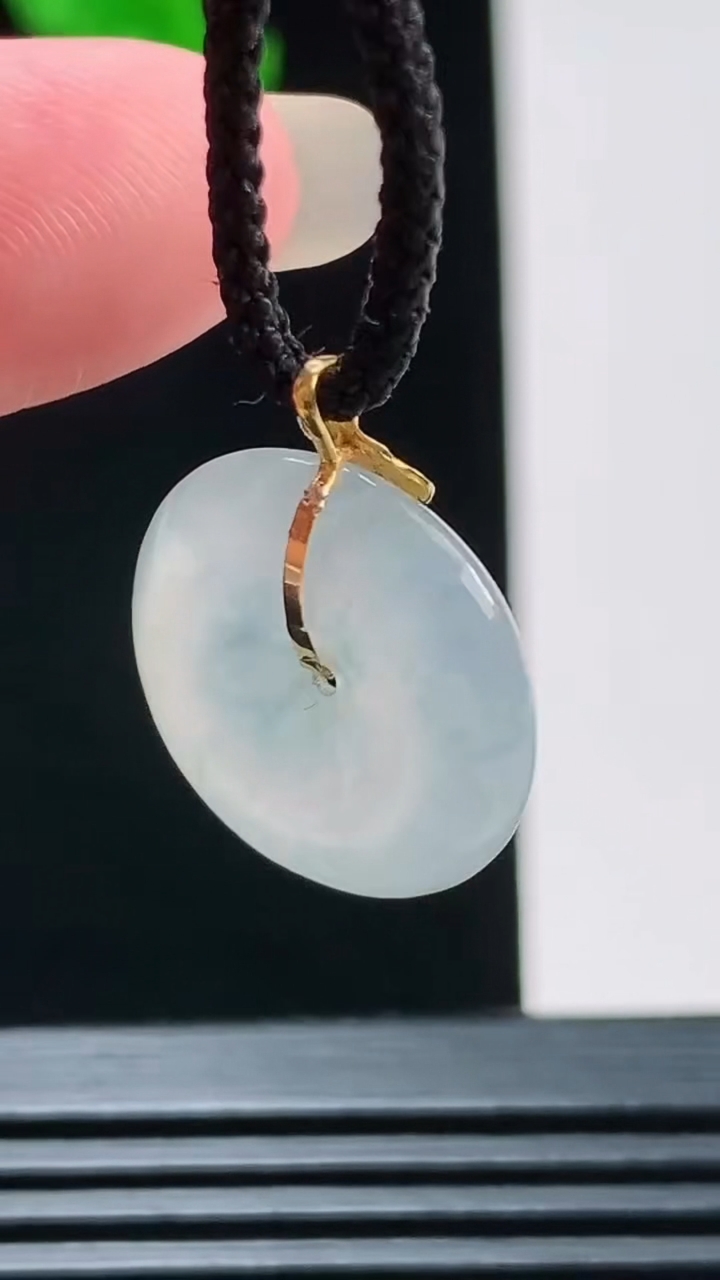天然A货翡翠种飘花平安扣吊坠，尺寸17.3-5.8重量:3.00g
8月26日