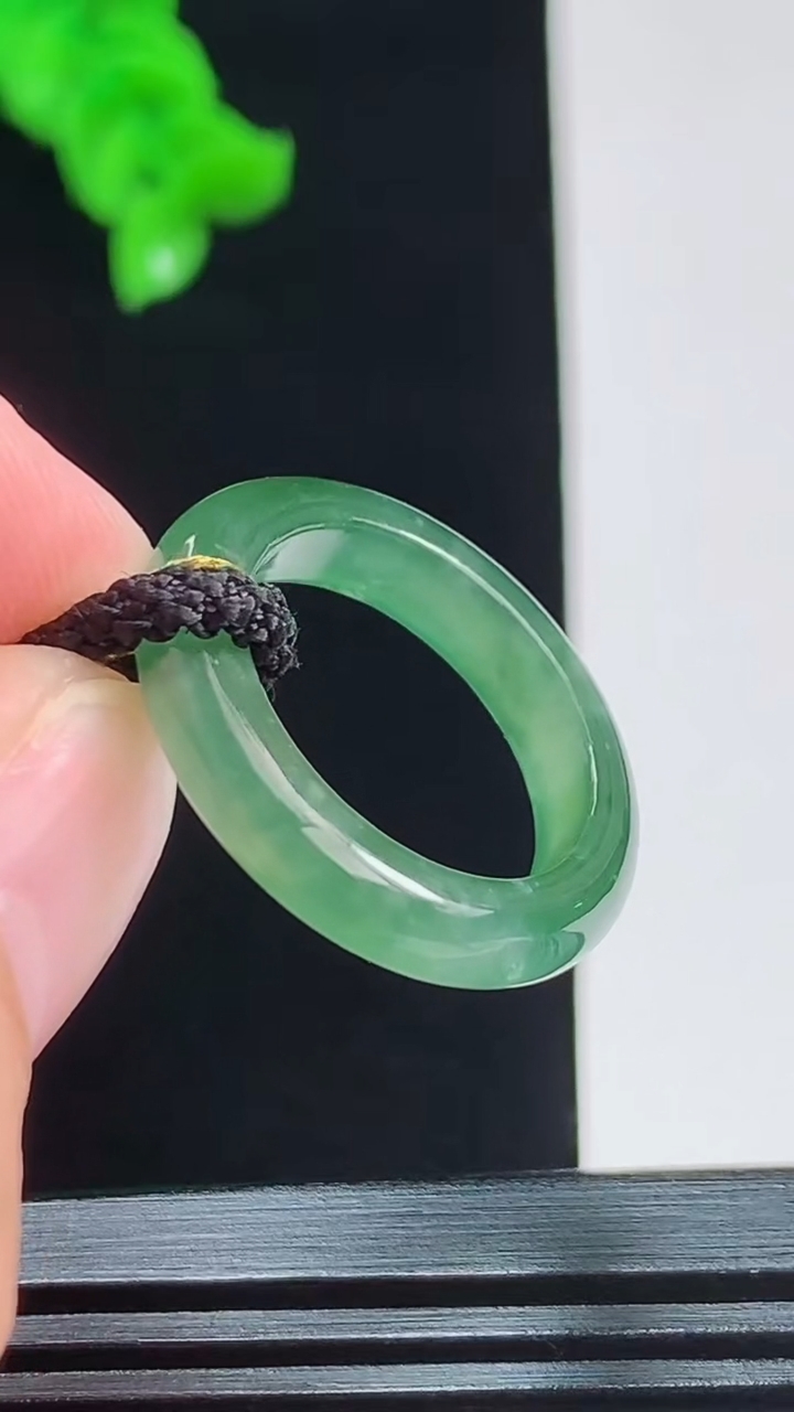 天然A货翡翠玉指环 戒指，尺寸17-4.4重量:2.82g2026年8月26日
工厂直销收藏佳品,种好水足，色泽均匀，有种有色，上手高大气！